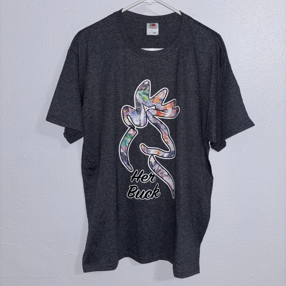 Her Buck Graphic T-Shirt Size L Dark Gray Camo Deer Buck Hunt Outdoor Nature - Picture 2 of 6